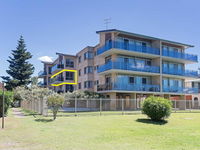 8 'The Helm' 22 Voyager Close - hear the waves from Shoal Bay Beach