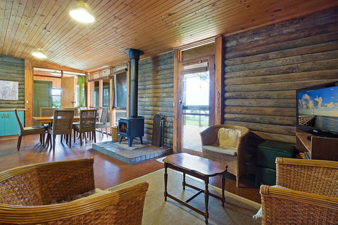 98 Ocean Parade - Rustic Log Cabin - E Caravan Parks 2