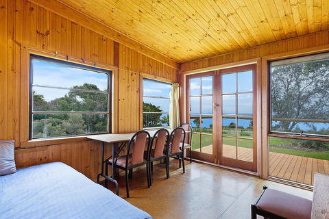 98 Ocean Parade - Rustic Log Cabin - E Caravan Parks 3