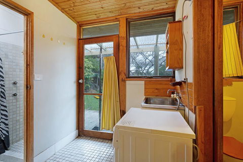 98 Ocean Parade - Rustic Log Cabin - E Caravan Parks 1