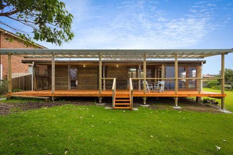 98 Ocean Parade - Rustic Log Cabin - E Caravan Parks 0