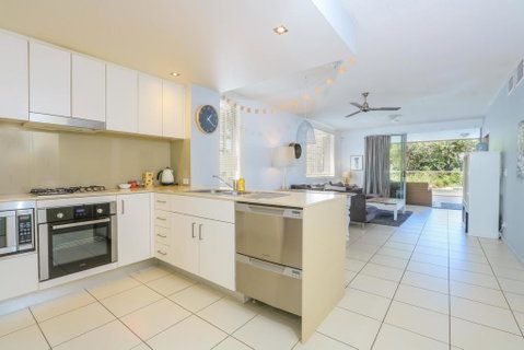A Deluxe Swim Up - Drift Apartments South - E Caravan Parks 2