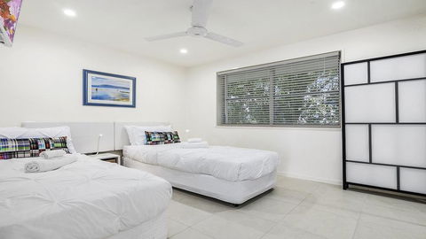 A Stylish Apartment With Noosa Views! - Unit 6 Yaringa 29 Noosa Drive - E Caravan Parks 2