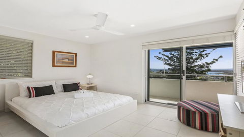 A Stylish Apartment With Noosa Views! - Unit 6 Yaringa 29 Noosa Drive - E Caravan Parks 1