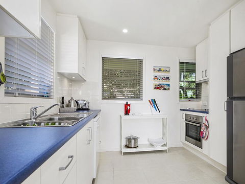 A Stylish Apartment With Noosa Views! - Unit 6 Yaringa 29 Noosa Drive - E Caravan Parks 3