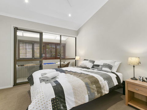 A Superb Location For Enjoying The Best Of Noosa - Unit 2/69 Noosa Parade - E Caravan Parks 3