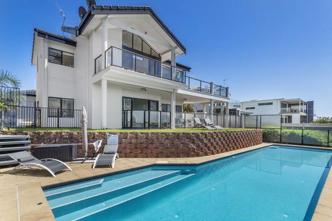 Above And Beyond - Beautiful Home With Pool - E Caravan Parks 0