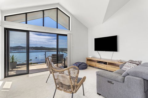 Above And Beyond - Beautiful Home With Pool - E Caravan Parks 1