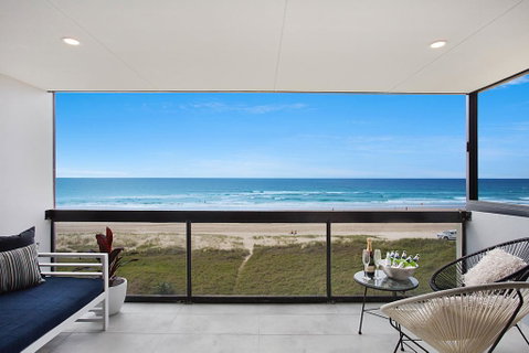 Absolute Beach Front Renovated 3 Bdrm 2 Bath App - E Caravan Parks 3