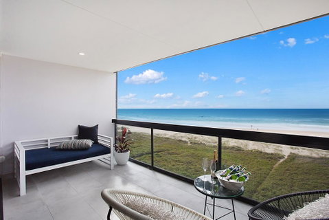 Absolute Beach Front Renovated 3 Bdrm 2 Bath App - E Caravan Parks 2