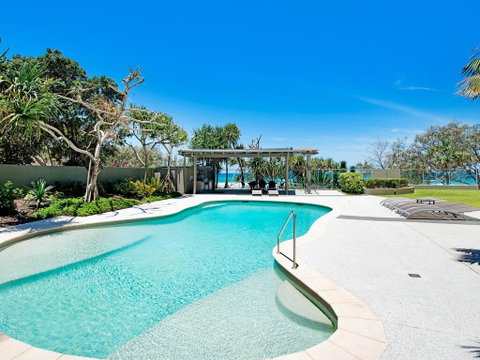 Absolute Beachfront In The Heart Of Surfers Paradi - E Caravan Parks 2