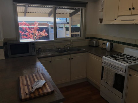 Acacia House - Central Healesville - Yarra Valley - E Caravan Parks 1