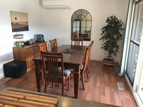 Acacia House - Central Healesville - Yarra Valley - E Caravan Parks 2