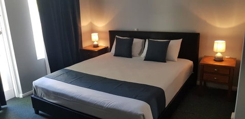 Adelaide Pulteney Motel - E Caravan Parks 0