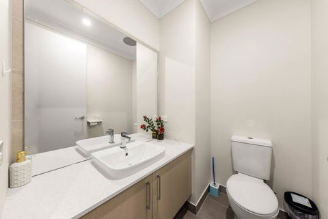Entire Luxury House In Wantirna South - E Caravan Parks 4