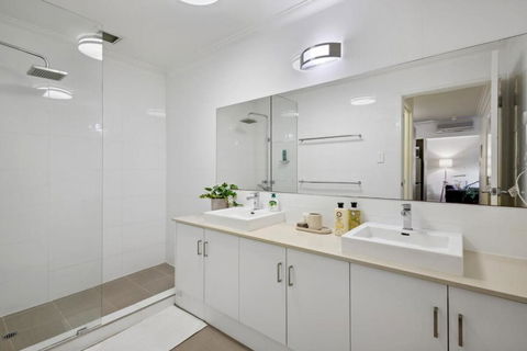 Fabulous Apt In Northbridge With Pool & WiFi - E Caravan Parks 4