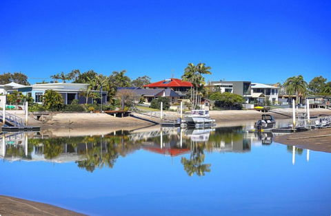 Fabulous Canal-front Unit In Mooloolaba - E Caravan Parks 1