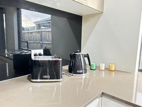 Family Friendly House - E Caravan Parks 4