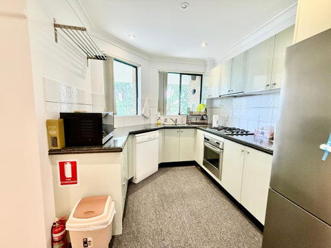 Family Friendly House - E Caravan Parks 1
