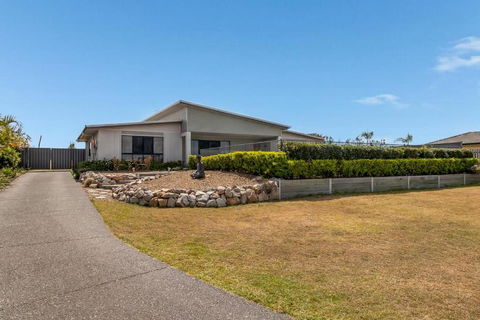 Family Home With Sea Views - E Caravan Parks 1