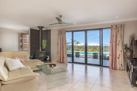 Family Home With Sea Views - E Caravan Parks 3