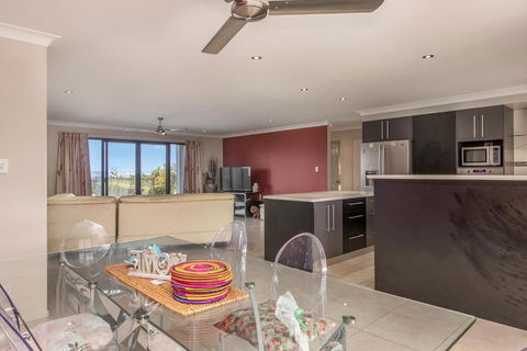 Family Home With Sea Views - E Caravan Parks 4
