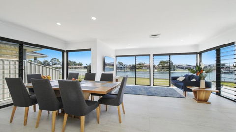 FLOATING ON THE CANALS - 80 COMMODORE CRES - E Caravan Parks 1