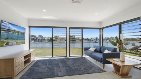 FLOATING ON THE CANALS - 80 COMMODORE CRES - E Caravan Parks 2