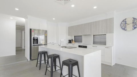 FLOATING ON THE CANALS - 80 COMMODORE CRES - E Caravan Parks 3