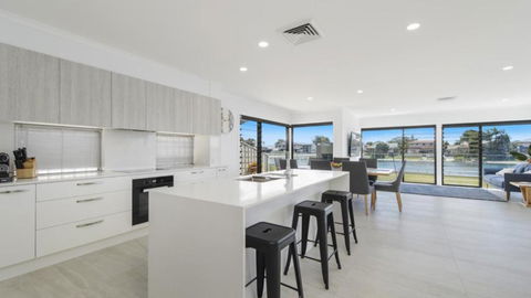 FLOATING ON THE CANALS - 80 COMMODORE CRES - E Caravan Parks 4