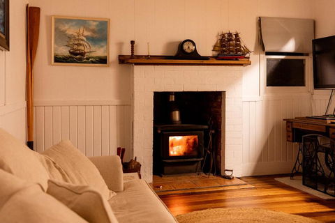 Falmouth Cottage - Dog Friendly Beachside Getaway 2,5 Acres - E Caravan Parks 3