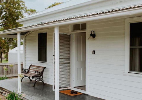 Falmouth Cottage - Dog Friendly Beachside Getaway 2,5 Acres - E Caravan Parks 0