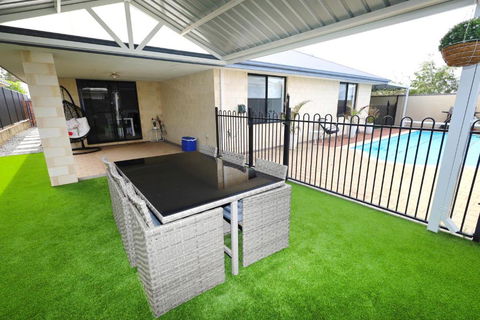 Family Holiday Home - E Caravan Parks 0