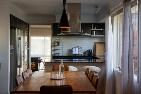 Fun Filled Renovated 80\'s Gem, 400m To Beach! - E Caravan Parks 3