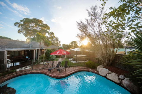 Fun Filled Renovated 80\'s Gem, 400m To Beach! - E Caravan Parks 0