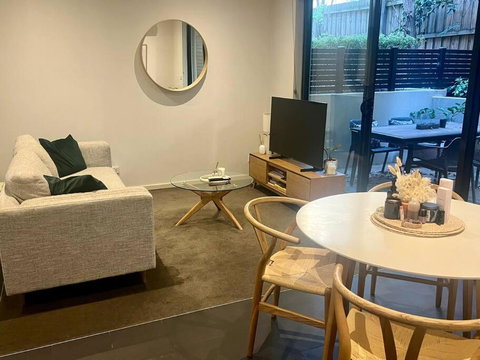 Glen Iris Gem - Modern Apartment With Car Park - E Caravan Parks 3