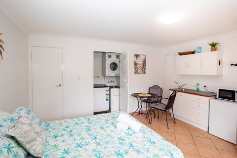 GORGEOUS STUDIO + 100M TO BEACH + POOL - E Caravan Parks 4