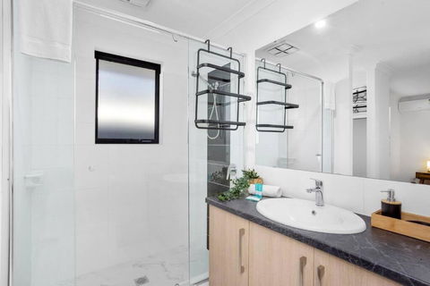 Guildford Family Hideaway - E Caravan Parks 2