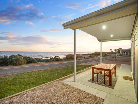 High Tide - Beachfront Pet-friendly - E Caravan Parks 2