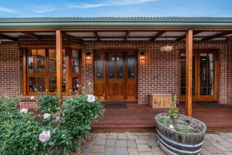 Hilltop Retreat, Water Views - E Caravan Parks 0