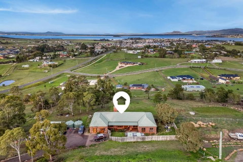 Hilltop Retreat, Water Views - E Caravan Parks 1