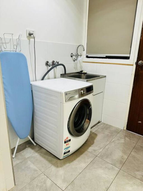 House In Sunshine Close To City - E Caravan Parks 2