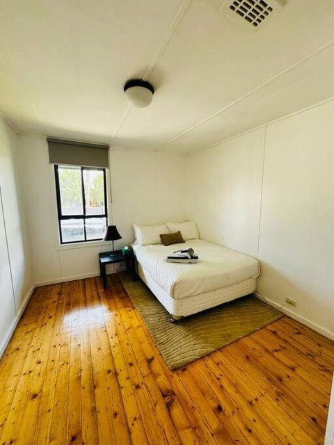 House In Sunshine Close To City - E Caravan Parks 3