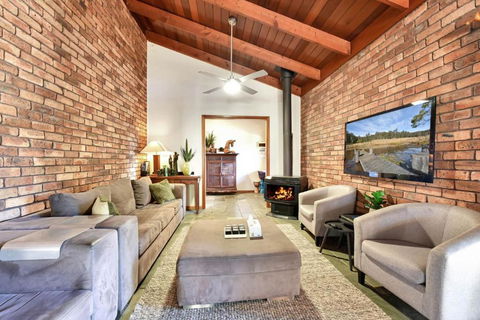 Hunter Valley Kangaroo Retreat With 60 Kangaroos - E Caravan Parks 2