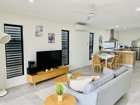 AIRLIE BEACH Delight. Hop, Skip Jump To Everything - E Caravan Parks 0