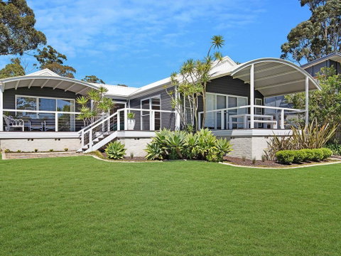 Akarana Beach House :: Jervis Bay Rentals - E Caravan Parks 0