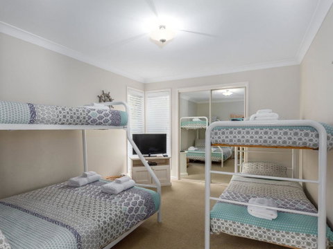 Akarana Beach House :: Jervis Bay Rentals - E Caravan Parks 1