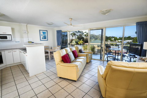 Alexander Beachfront Apartments - E Caravan Parks 2