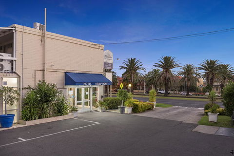 Alexander Motor Inn And Apartments - E Caravan Parks 2