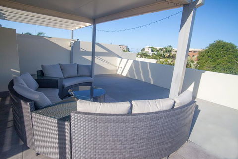 Alexandra Headland Luxury Townhouse - E Caravan Parks 2